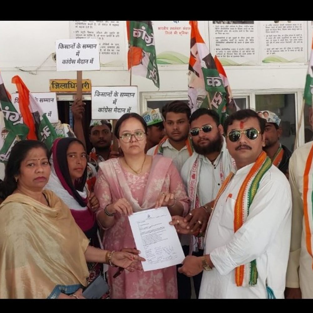 हाथरस में कांग्रेसियों का कलेक्ट्रेट पर धरना:किसानों की फसल नुकसान पर मुआवजे की मांग