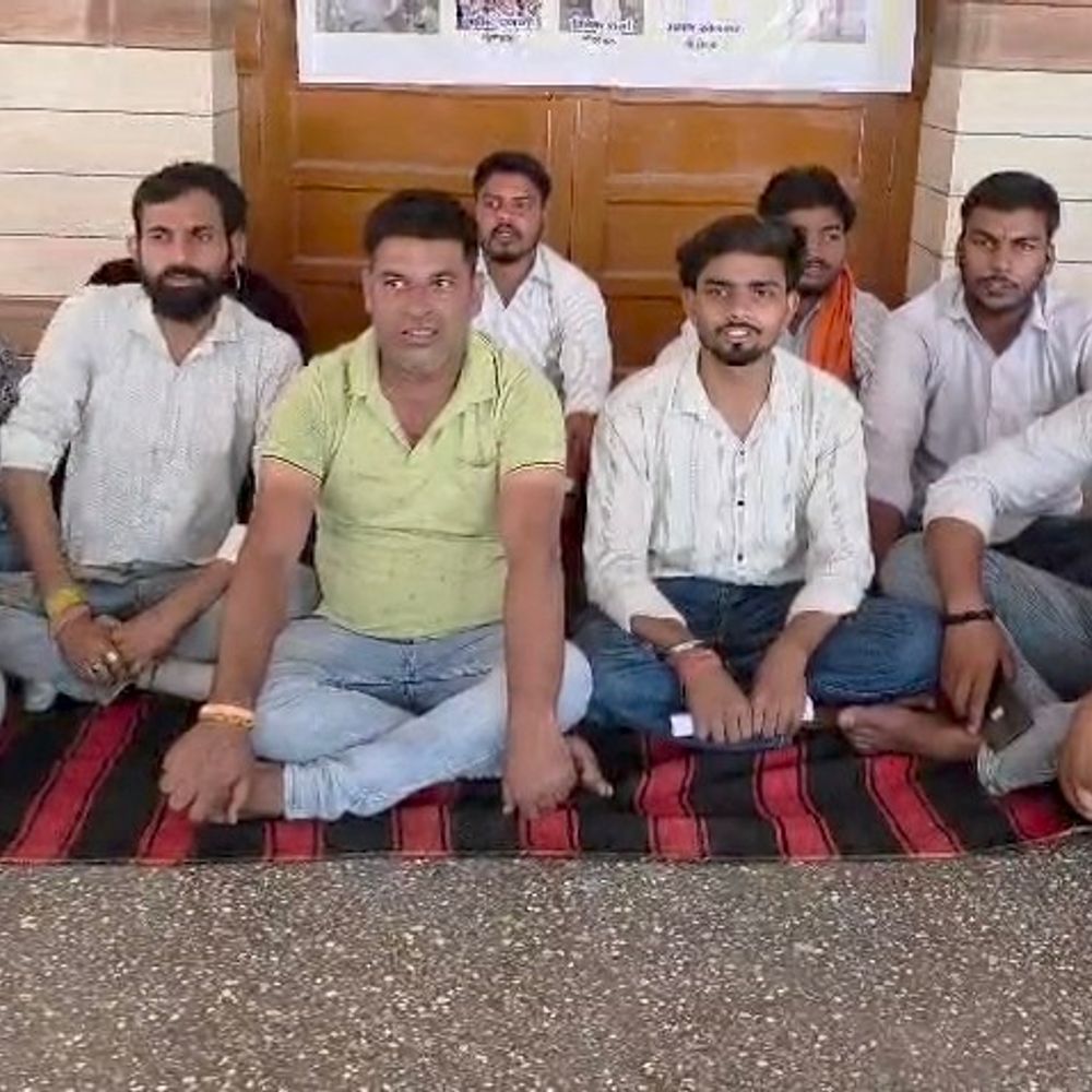 पशुओं के अंतिम संस्कार पर गौसेवकों का प्रदर्शन:मुजफ्फरनगर में नगर पालिका से स्थायी जगह की मांग