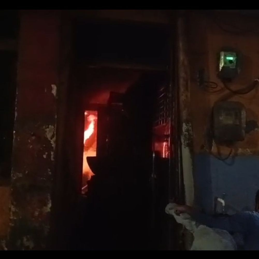 मुरादाबाद में मिठाई कारोबारी के घर आग:फ्रिज में शॉर्ट सर्किट से लगी, दमकल ने पाया काबू