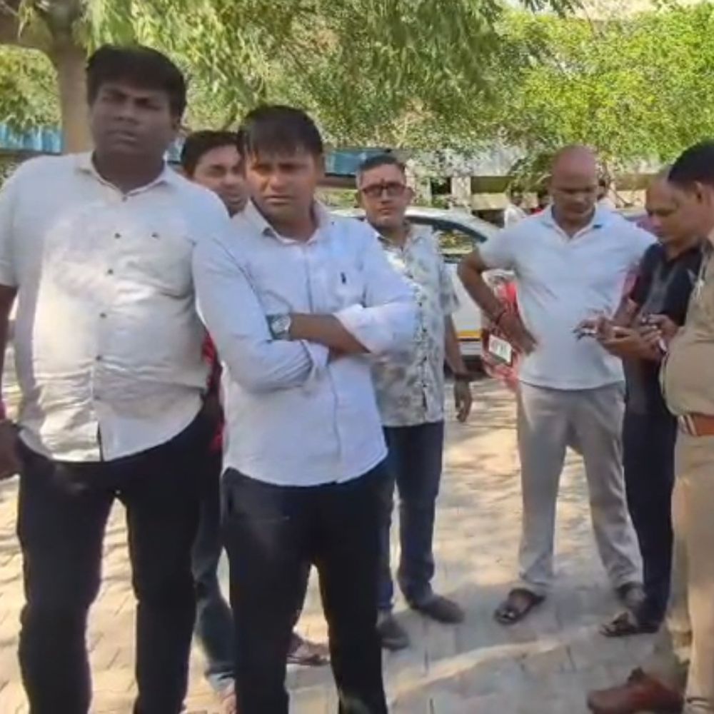 फरीदाबाद में कैंटर ने कई गाड़ियों को ठोका:बाइक सवार की मौत, चार घायल, यूपी का रहने वाला था युवक, ड्राइवर फरार