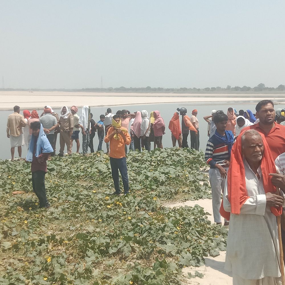 मिर्जापुर में गंगा में मां समेत डूबने लगीं 3 बेटियां:मां और एक बेटी को मछुआरों ने बचाया, एक का शव मिला, चौथे की तलाश जारी