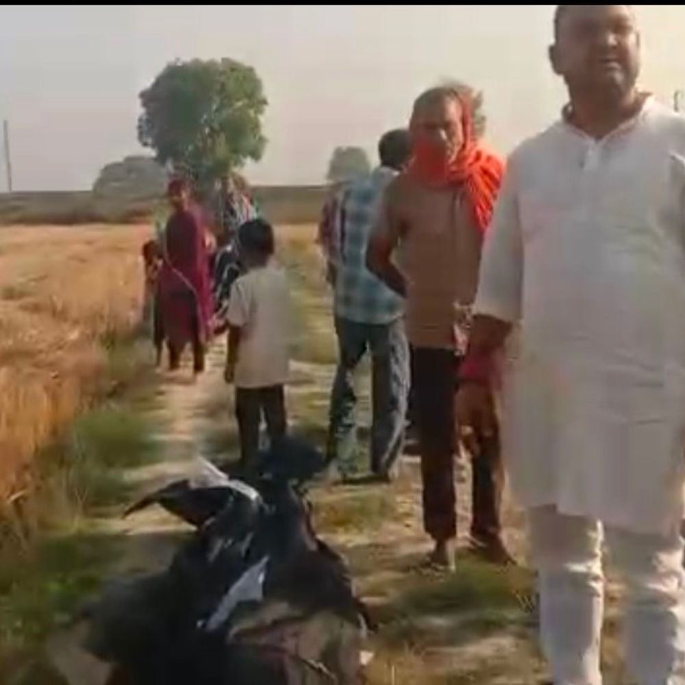 बलिया में बेटे ने की पिता की पीट-पीटकर हत्या:बचाने आई मां को भी मारकर किया घायल, बहन को 2 बोरी गेहूं देने से नाराज था