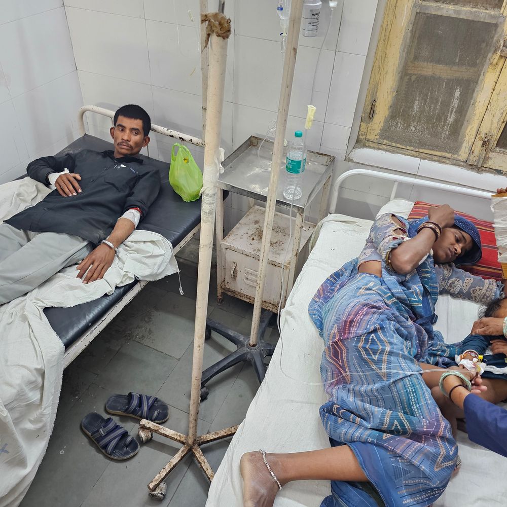 मंदसौर में दो बाइकों की टक्कर, दंपती और मासूम घायल:जिला अस्पताल में इलाज जारी, सगजपुरा में हादसा