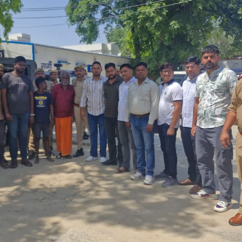 एटा पुलिस ने ठगी गैंग का भंडाफोड़:तीन महिलाओं सहित 8 गिरफ्तार, नकदी व दस्तावेज बरामद, लेडी गैंगस्टर शामिल