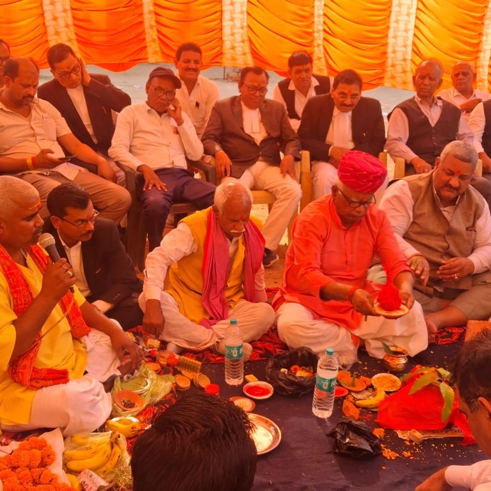 
                 सिद्धार्थनगर में राजगुरुसुखदेव सभागार का भूमि पूजन:अध्यक्ष अखंड प्रताप सिंह की अगुवाई में हुआ कार्यक्रम 
            