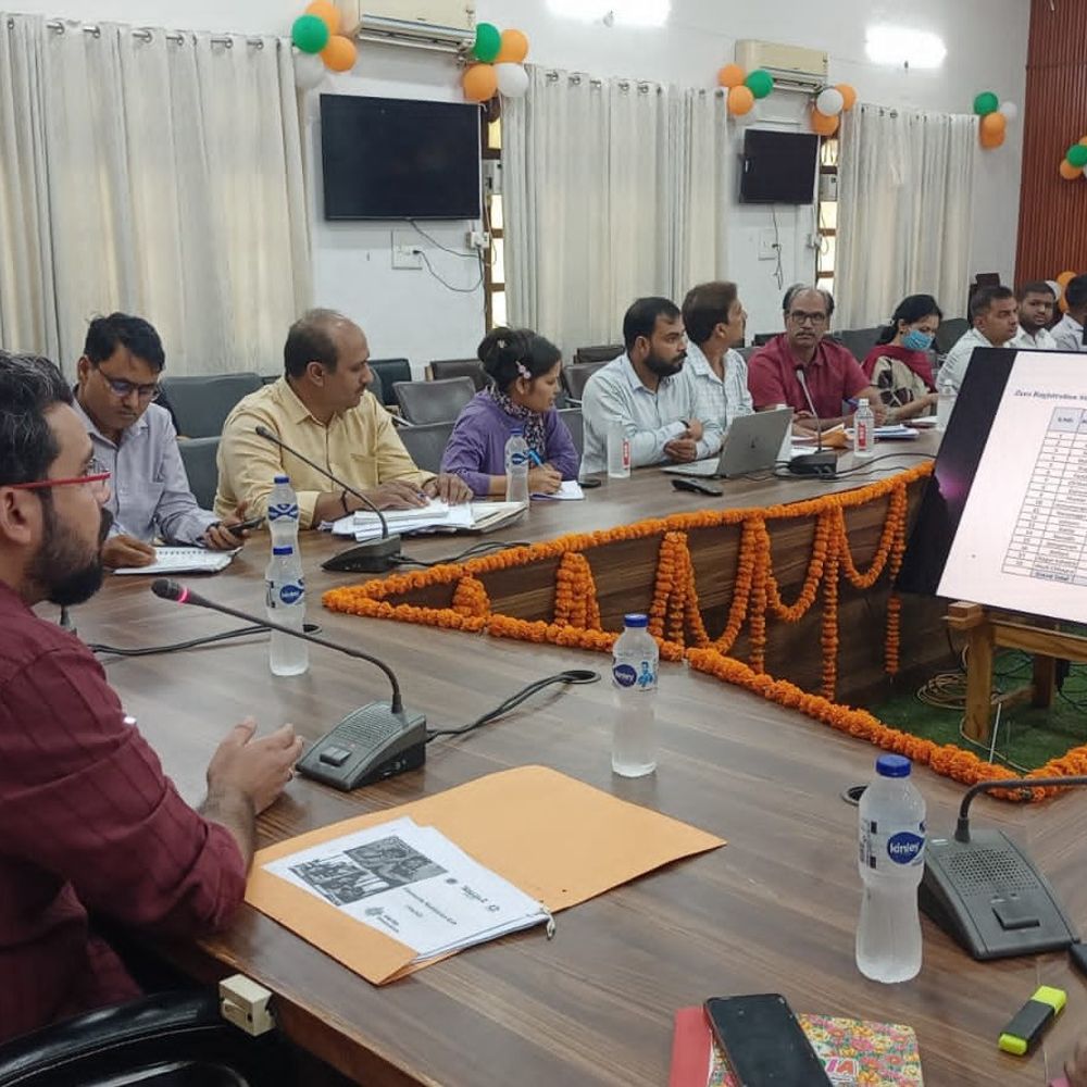 
                 बलिया में खंड शिक्षा अधिकारी का वेतन रोका:सीडीओ ने बेसिक शिक्षा विभाग की समीक्षा में दिए निर्देश 
            