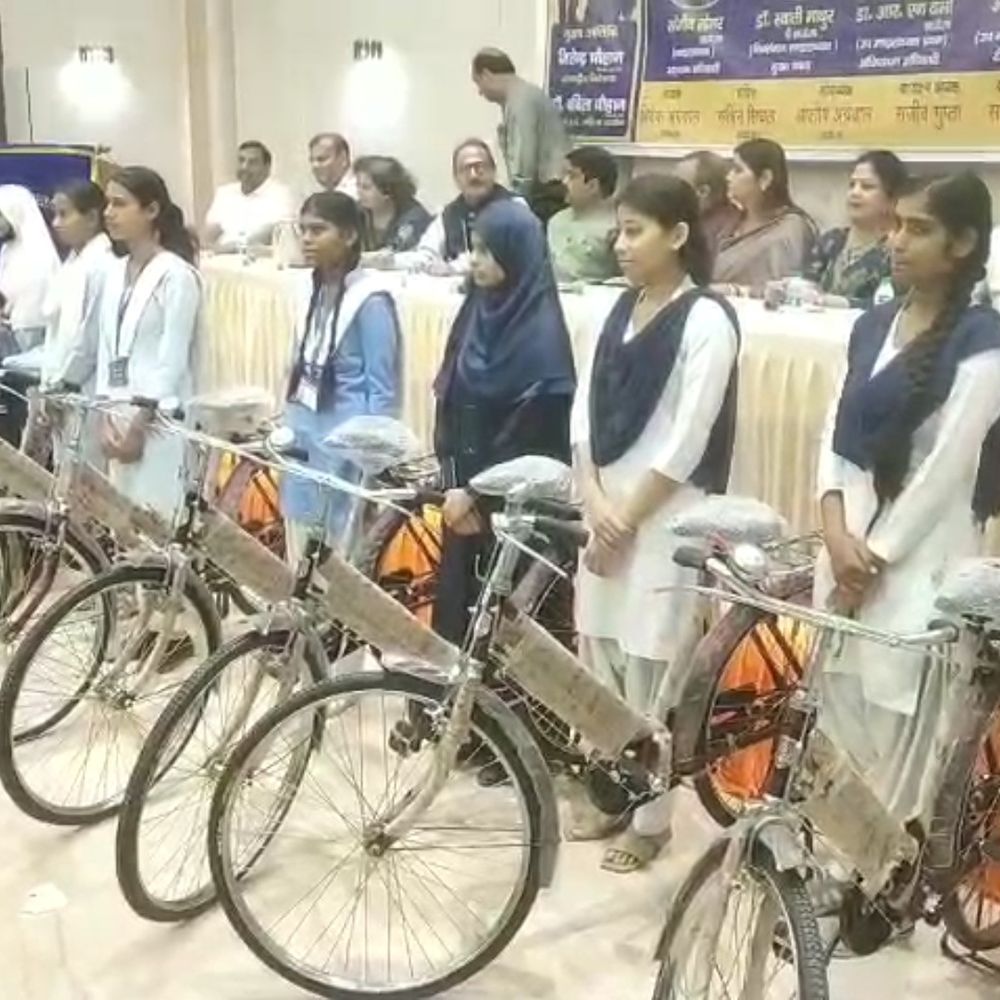 लायंस क्लब ने 12 छात्राओं को साइकिलें बांटी:: अधिष्ठापन समारोह में समाज सेवा का संकल्प लिया गया, पहुंची राज्य महिला आयोग की अध्यक्ष