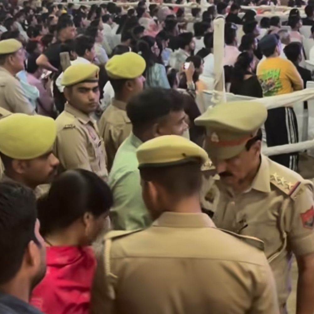 बुलंदशहर महोत्सव में पुलिस ने फाड़ा VIP पास:अनु मलिक के शो में दर्शकों को नहीं मिली एंट्री, चेहरे देखकर एंट्री देने का आरोप