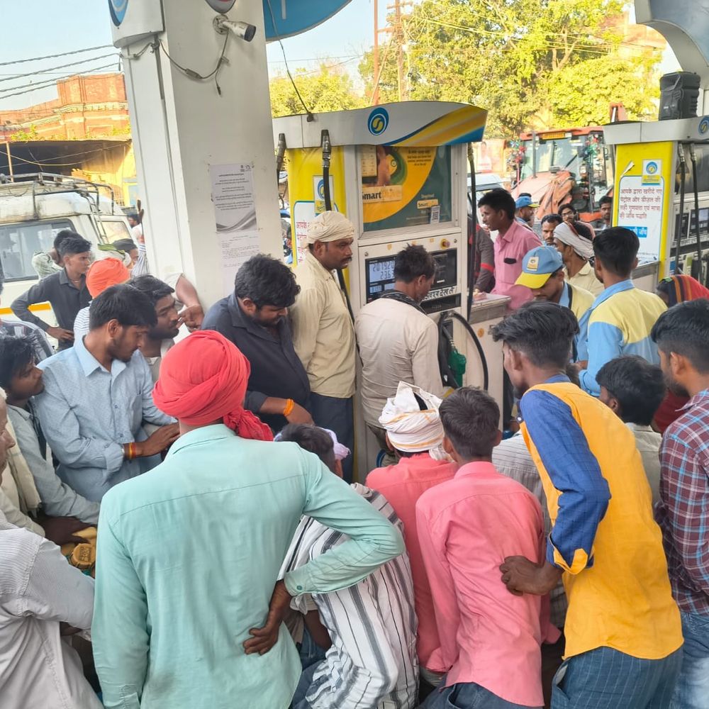 बलरामपुर में डीजल संकट, पेट्रोल पंपों पर लगी लंबी कतारें:सार्वजनिक अवकाश होने के कारण डिपो से ईंधन की आपूर्ति बाधित