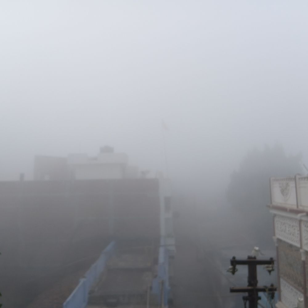 मोकामा में भीषण गर्मी के बीच घना कोहरा:अप्रैल में सफेद चादर से ढका इलाका, किसानों को मिली राहत