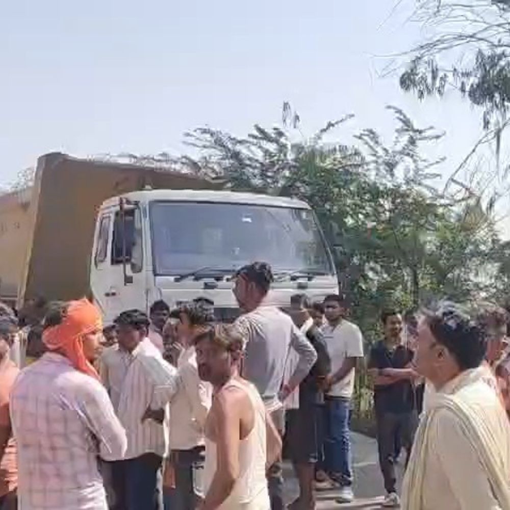 महोबा में तेज रफ्तार ट्रक ने अधेड़ को कुचला, मौत:परिजनों ने सड़क जाम किया, पुलिस पर शव जबरन ले जाने का आरोप