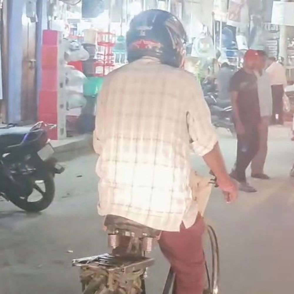 उन्नाव में साइकिल सवार ने पहना हेलमेट, VIDEO:युवक ने पूछा दादा आप हेलमेट लगाकर चल रहे हो एक नम्बर आदमी हो