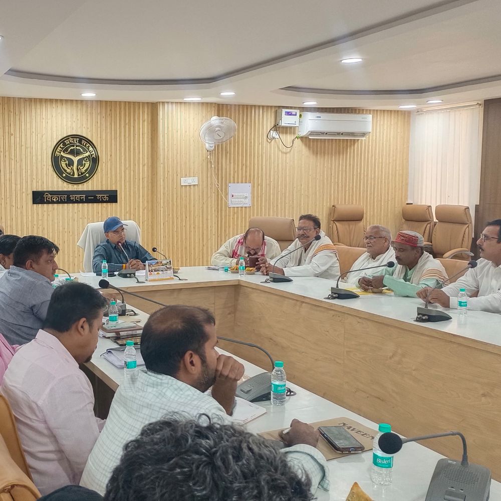 मऊ में सीडीओ की अध्यक्षता में किसान दिवस:किसानों ने बोरे की कमी, नीलगाय से फसल नुकसान का मुद्दा उठाया