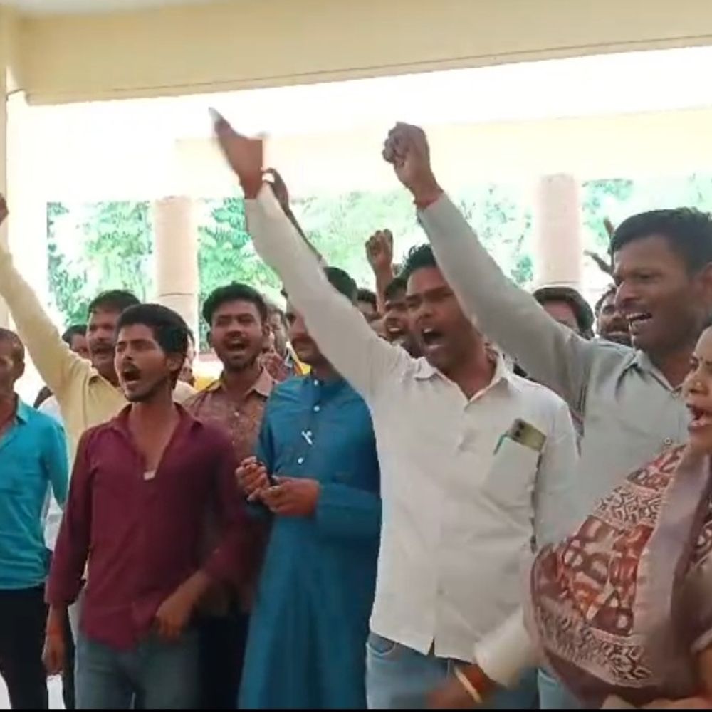 बांदा में स्मार्ट प्रीपेड मीटर जबरन लगाने का आरोप:उपभोक्ताओं ने जिलाधिकारी को ज्ञापन सौंपकर की शिकायत