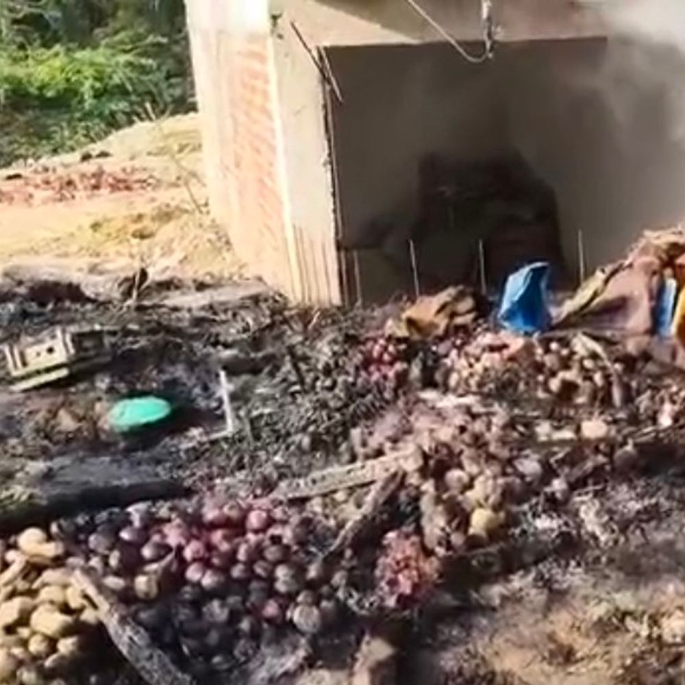 अमेठी में सब्जी दुकान में आग लगी:लाखों का सामान जला, स्थानीय लोगों ने पाया काबू