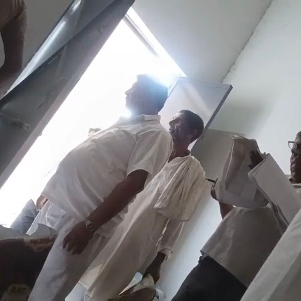 राशन डीलर पर धांधली का आरोप, ग्रामीणों में नाराज़गी:मुजफ्फरनगर में दुकान पर मिली गड़बड़ी, शिकायत पर कार्रवाई नहीं