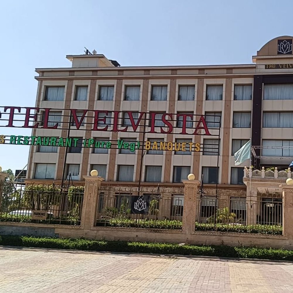 मुजफ्फरनगर के होटल वेल विस्टा पर GST टीम का छापा:बिलिंग-टर्नओवर में गड़बड़ी की आशंका, घंटों चली जांच