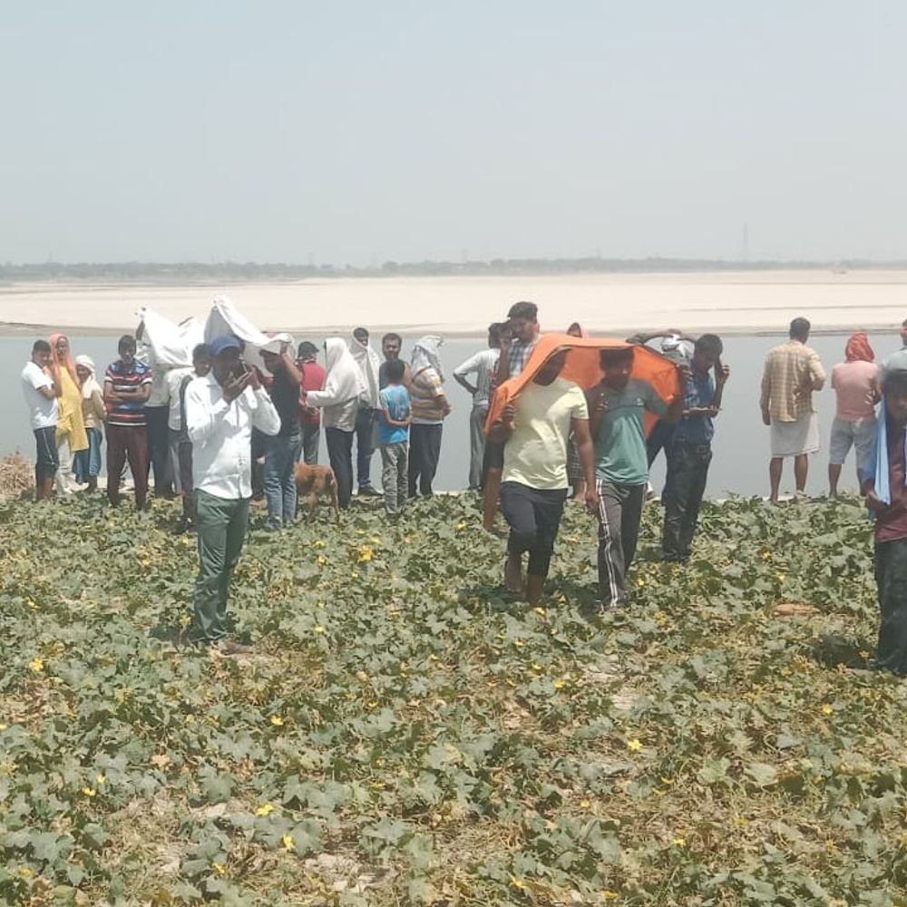 मिर्जापुर में गंगा स्नान के दौरान दो किशोरियां डूबीं:चेकसारी घाट पर एक का शव मिला, दूसरी की तलाश जारी