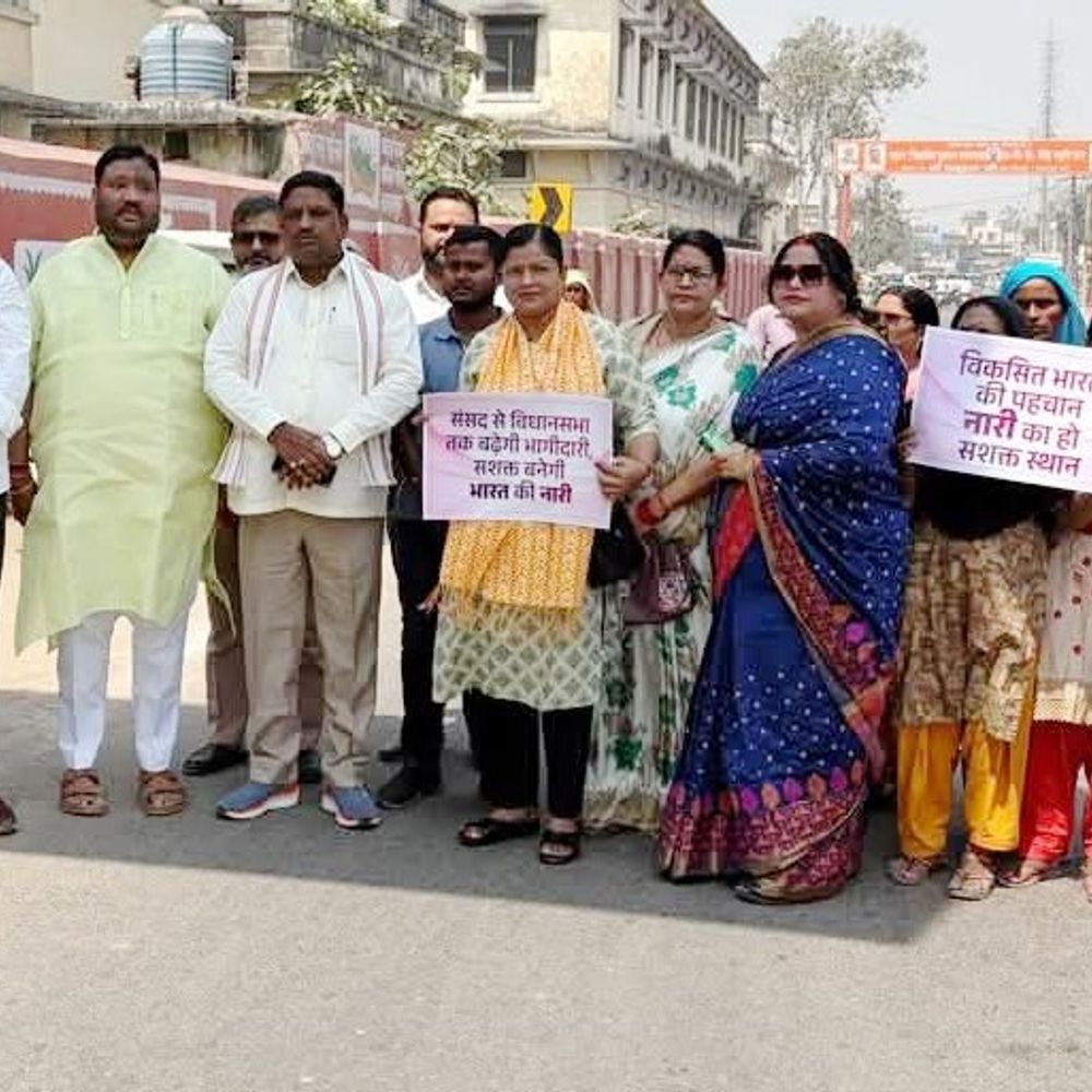 नारी शक्ति वंदन अधिनियम पर छात्राओं ने निकाली पदयात्रा:एमएलके कॉलेज में बनी मानव श्रृंखला, जिला पंचायत अध्यक्ष रहीं मौजूद