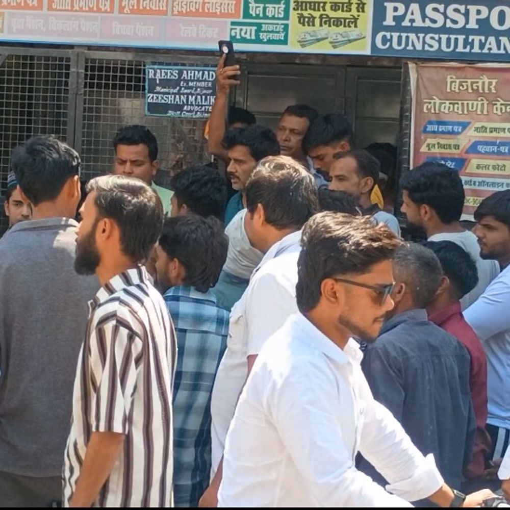 ई-रिक्शा चालक ने युवक के सिर पर हथौड़ी मारी:बिजनौर में लहूलुहान होकर जमीन पर गिरा, पुलिस ने हिरासत में लिया