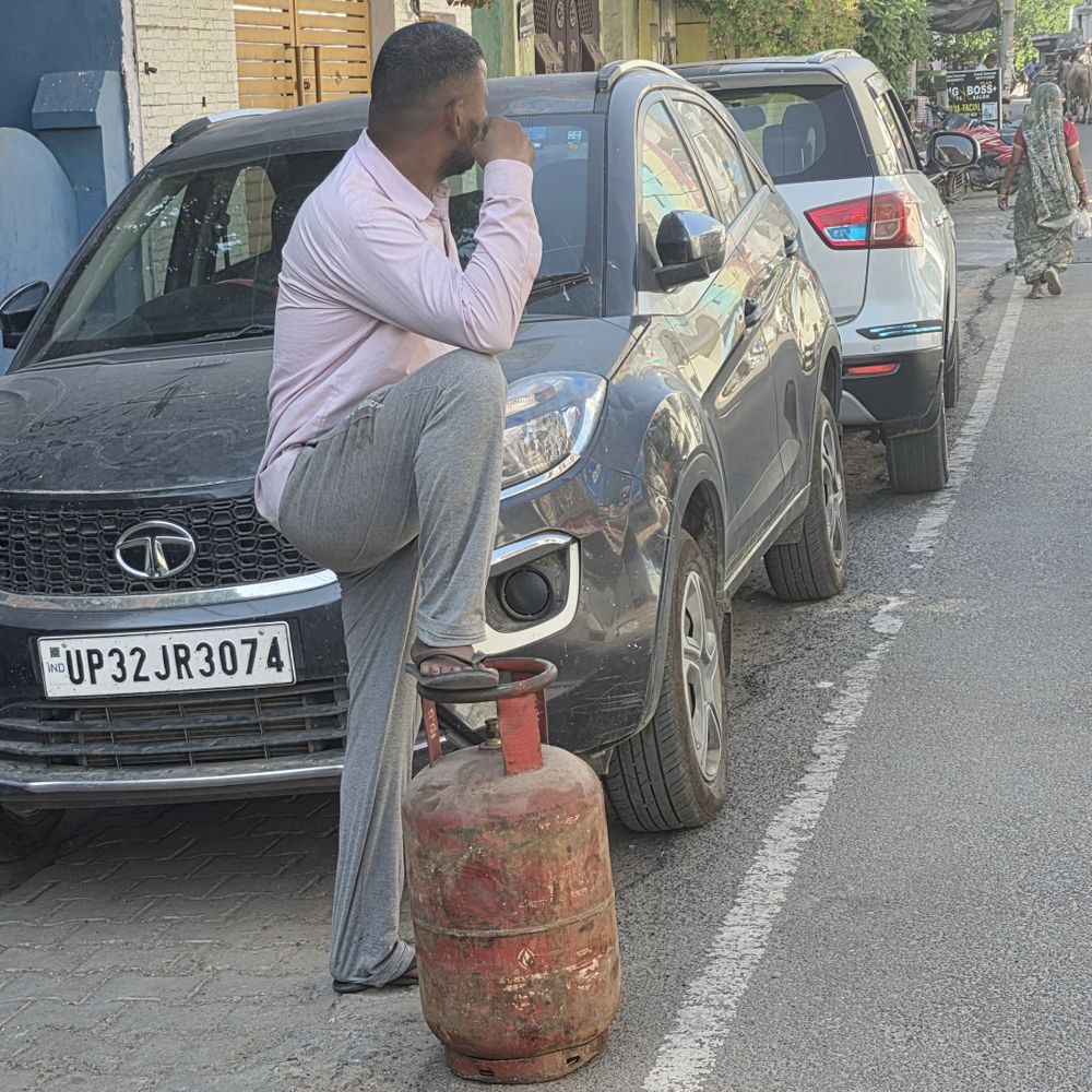 संभल में 20 प्रतिशत उपभोक्ताओं की ई-केवाईसी अधूरी:सिलेंडर न मिलने पर कंडों पर खाना बनाने को मजबूर