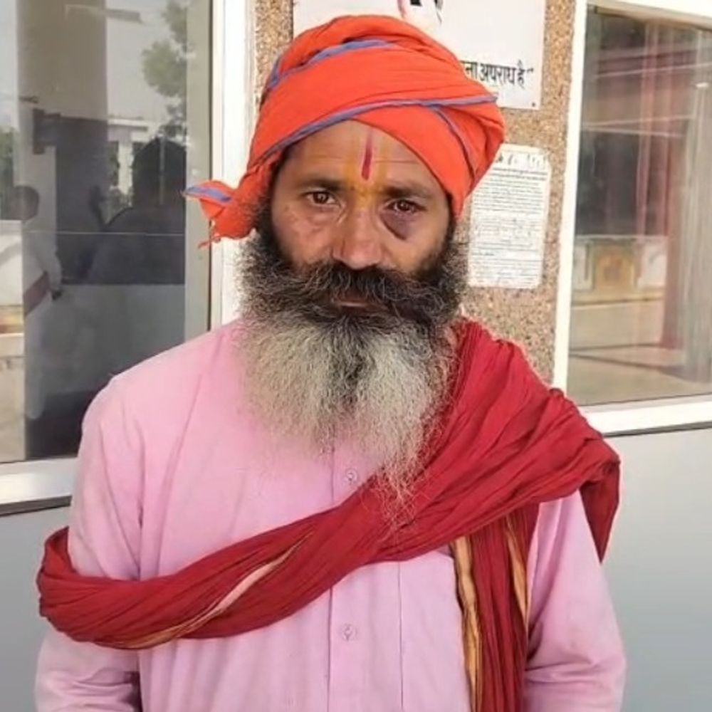 चित्रकूट में मंदिर विवाद, पुजारी पर जानलेवा हमला:सुरक्षा के लिए DM से लगाई गुहार, हाथ में गंभीर चोट