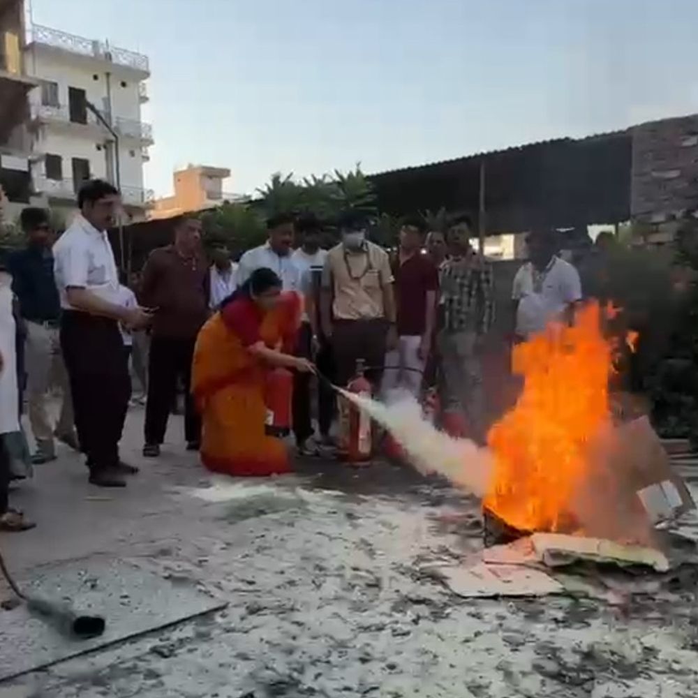 प्रयागराज नारायण स्वरूप संस्थान में अग्नि सुरक्षा का डेमो:छात्रों ने सीखे आग से बचाव के गुर, जागरूकता पर जोर