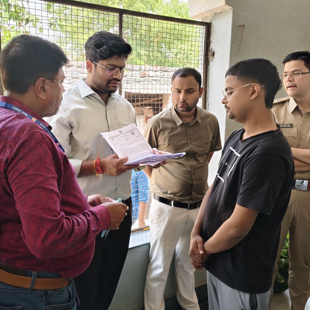 मुंगेर में सॉल्वर गैंग के 21 सदस्य गिरफ्तार:BPSC परीक्षा का प्रश्न पत्र लीक कराने की थी साजिश, DM-SP आज करेंगे खुलासा