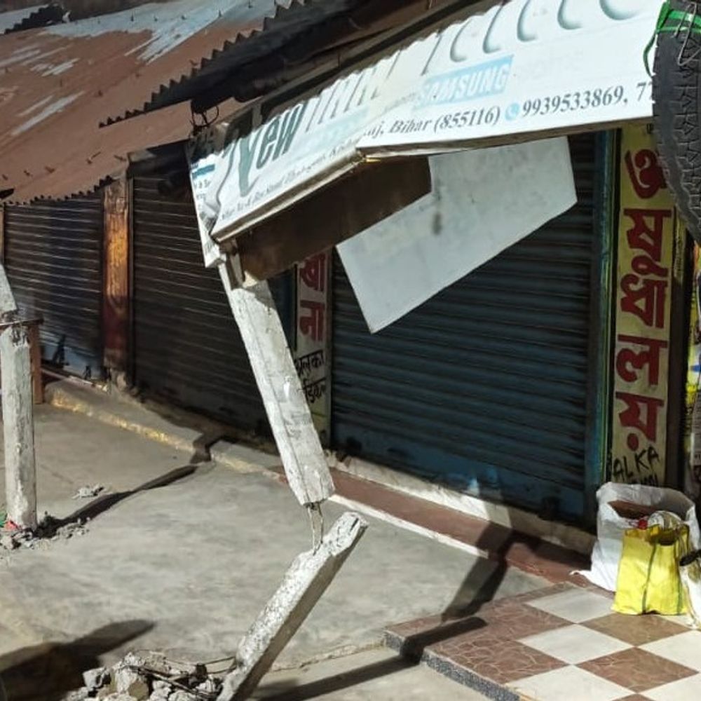 किशनगंज के ठाकुरगंज में इनोवा कार दुकान से टकराई:एक की मौत और कई घायल, महिला बोली- गलगलिया से दवाई लेने आई थी