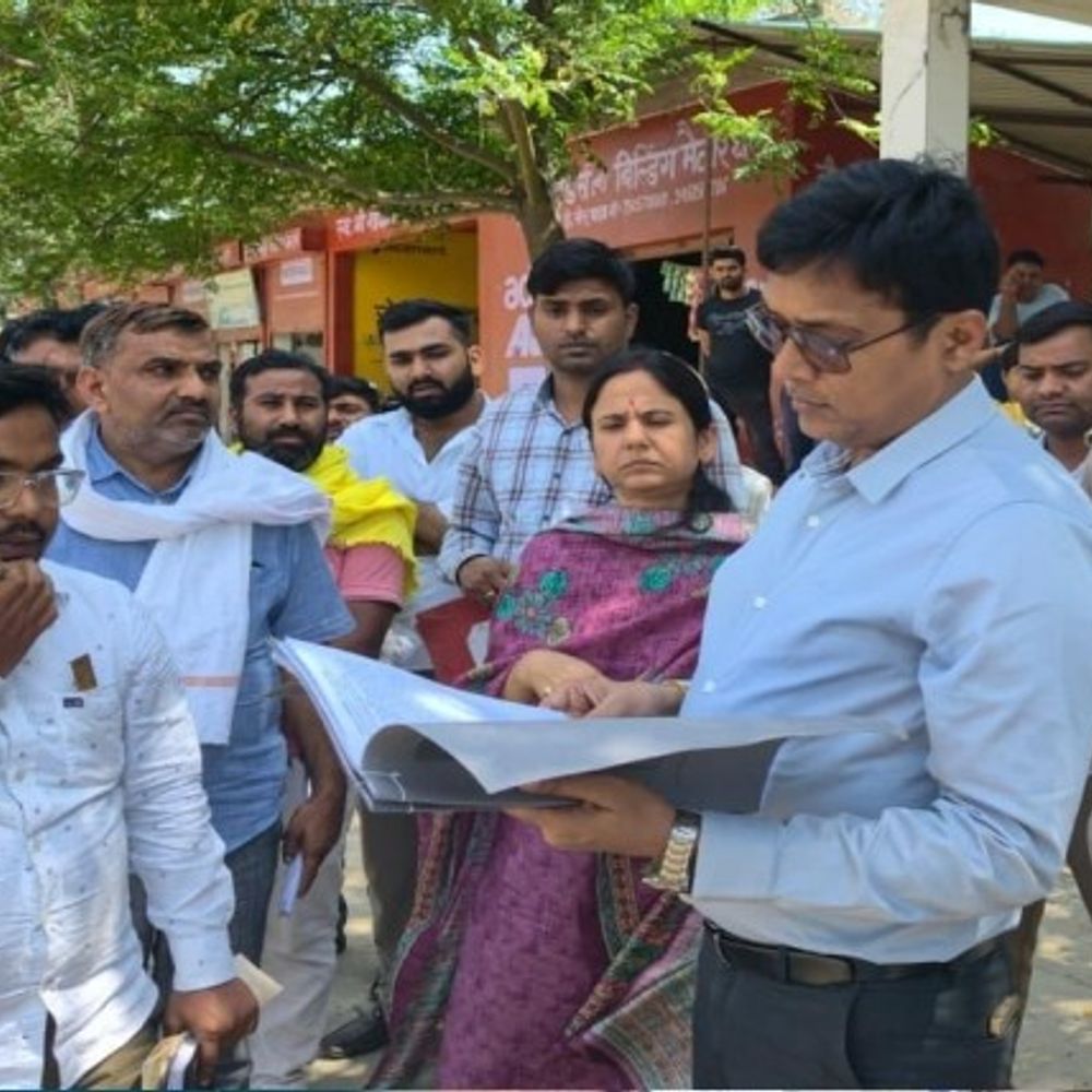 मैनपुरी में सरकारी जमीन पर गड़बड़ी पकड़ी:डीएम ने बंजर भूमि को आबादी घोषित कराने की कार्रवाई रोकी