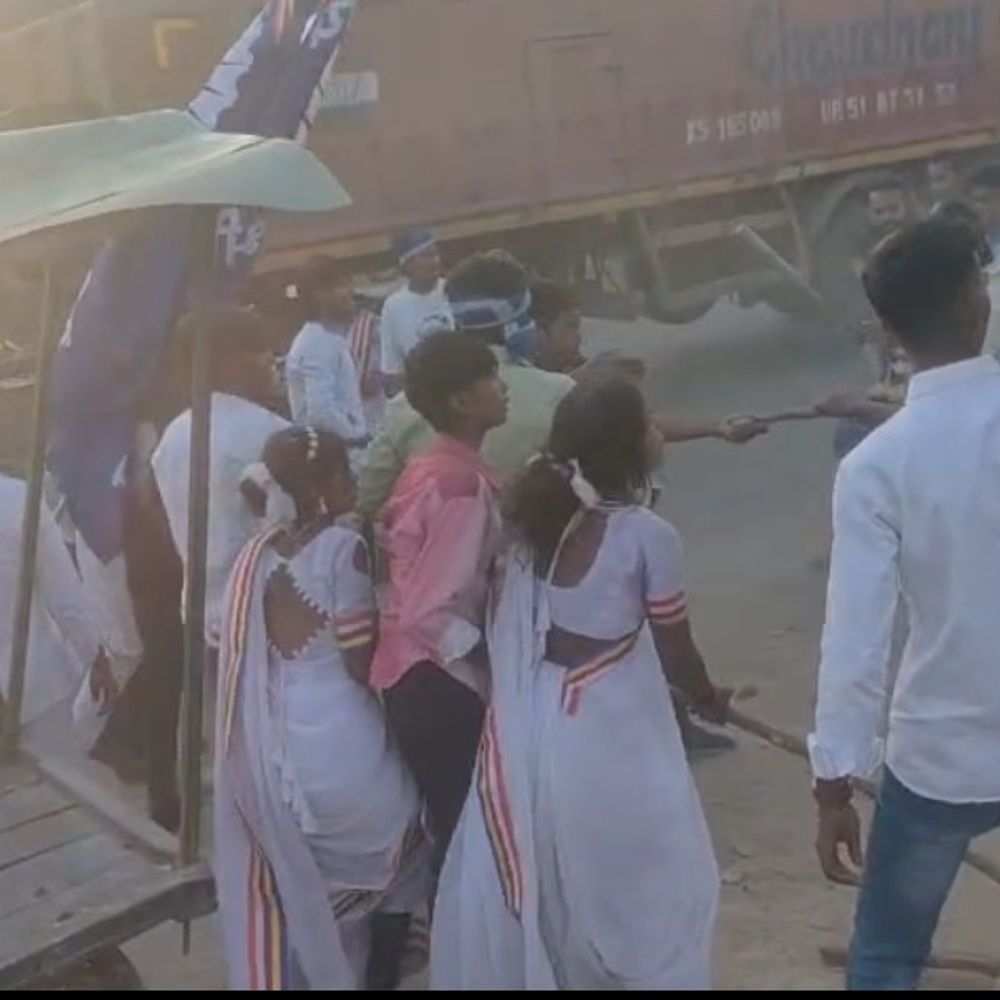 
                 संतकबीरनगर में घर में घुसकर मारपीट:हमलावरों ने पिता-दो बेटों को पीटा, बरसाईं लाठियां, जमकर किया तोड़फोड़ 
            