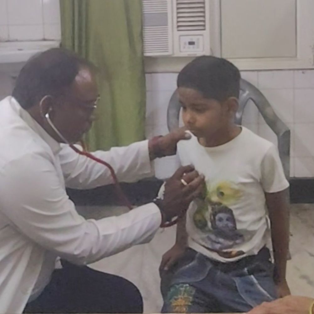 हाथरस में गर्मी का असर बच्चों की सेहत पर:उल्टी-दस्त और पेट दर्द के मरीजों की सरकारी और प्राइवेट अस्पतालों में लगी भीड़