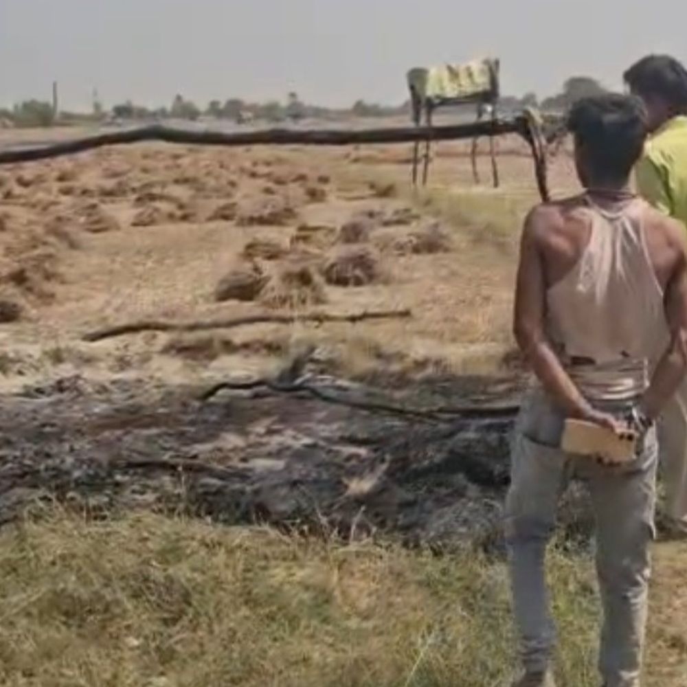 संभल में झोपड़ी में लगी आग, बच्चे की जलकर मौत:खेत में बनी झोपड़ी में सो रहा था, माता-पिता गेहूं की कटाई कर रहे थे