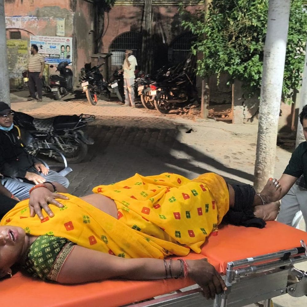 महिला ने पहले पति पर गोली मारने का आरोप लगाया:एटा में खेत पर भूसा भरते समय घटना, हालत गंभीर