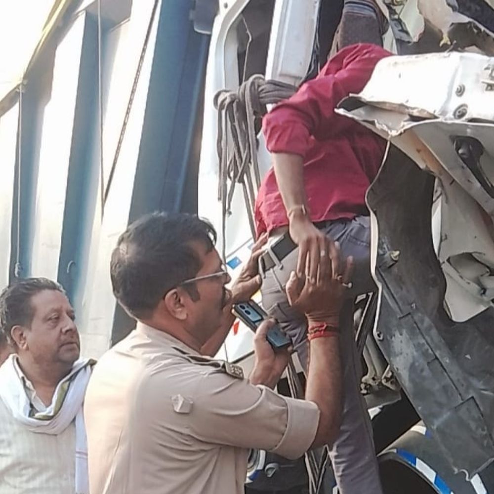 सोनभद्र में ट्रेलर में घुसा तेज रफ्तार हाईवा:केबिन में फंसे चालक को घंटो मशक्कत के बाद निकाला, नींद बनी हादसे की वजह