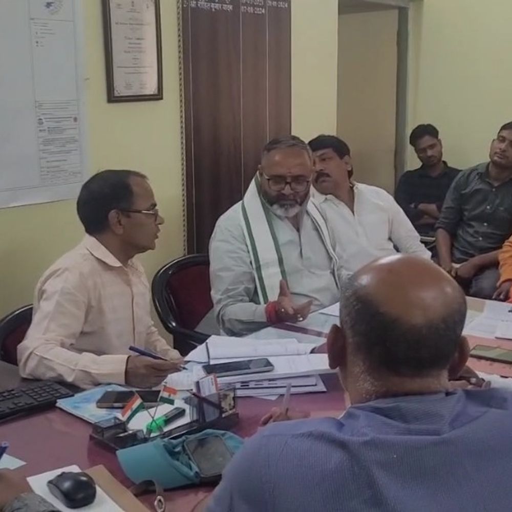 
                 विधायक ने जल योजना की समीक्षा की,जेई को दी चेतावनी:भूपेश चौबे ने कहा- एक हफ्ते में पानी नहीं मिला तो लापरवाह अधिकारी होंगे बाहर 
            