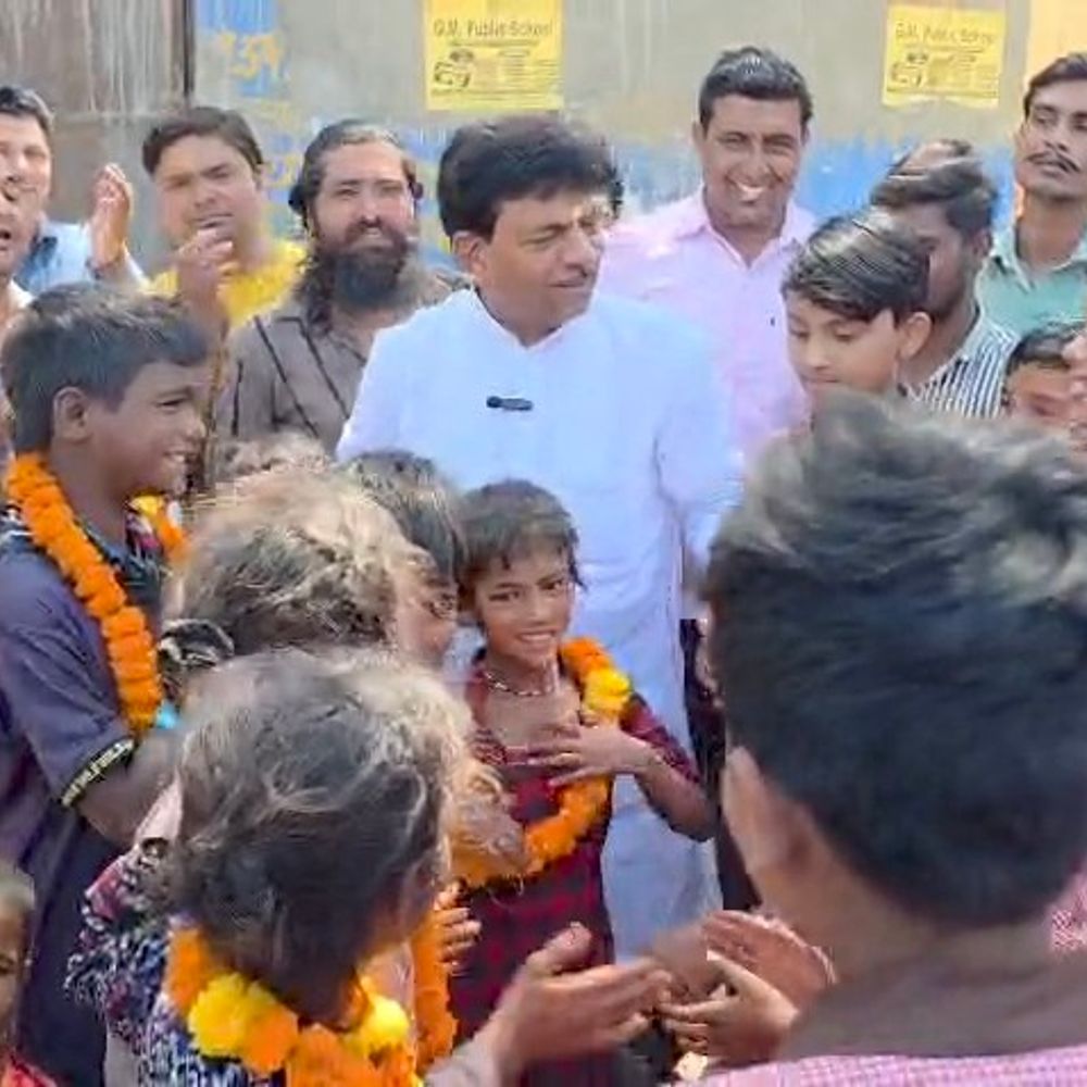 मंत्री कपिलदेव अग्रवाल ने 'स्कूल चलो अभियान' का मोर्चा संभाला:मुजफ्फरनगर की झुग्गी-झोपड़ियों में बच्चों को शिक्षा का महत्व समझाया