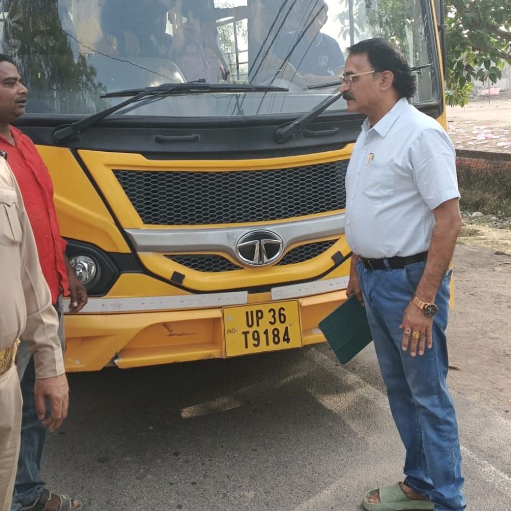 एआरटीओ ने स्कूली वाहनों की जांच की:गौरीगंज में सुरक्षा उपकरणों की पड़ताल, कमियां सुधारने के सख्त निर्देश