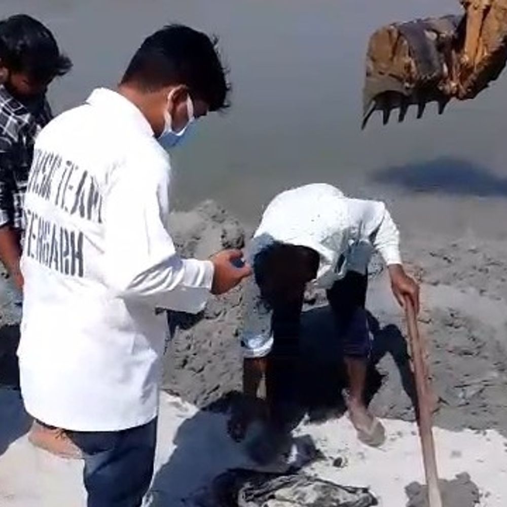 
                 मछुआरे के जाल में फंसी नर कंकाल की खोपड़ी:पुलिस ने तालाब से निकलवाए अवशेष, पोस्टमार्टम को भेजा, कराई जाएगी डीएनए जांच 
            