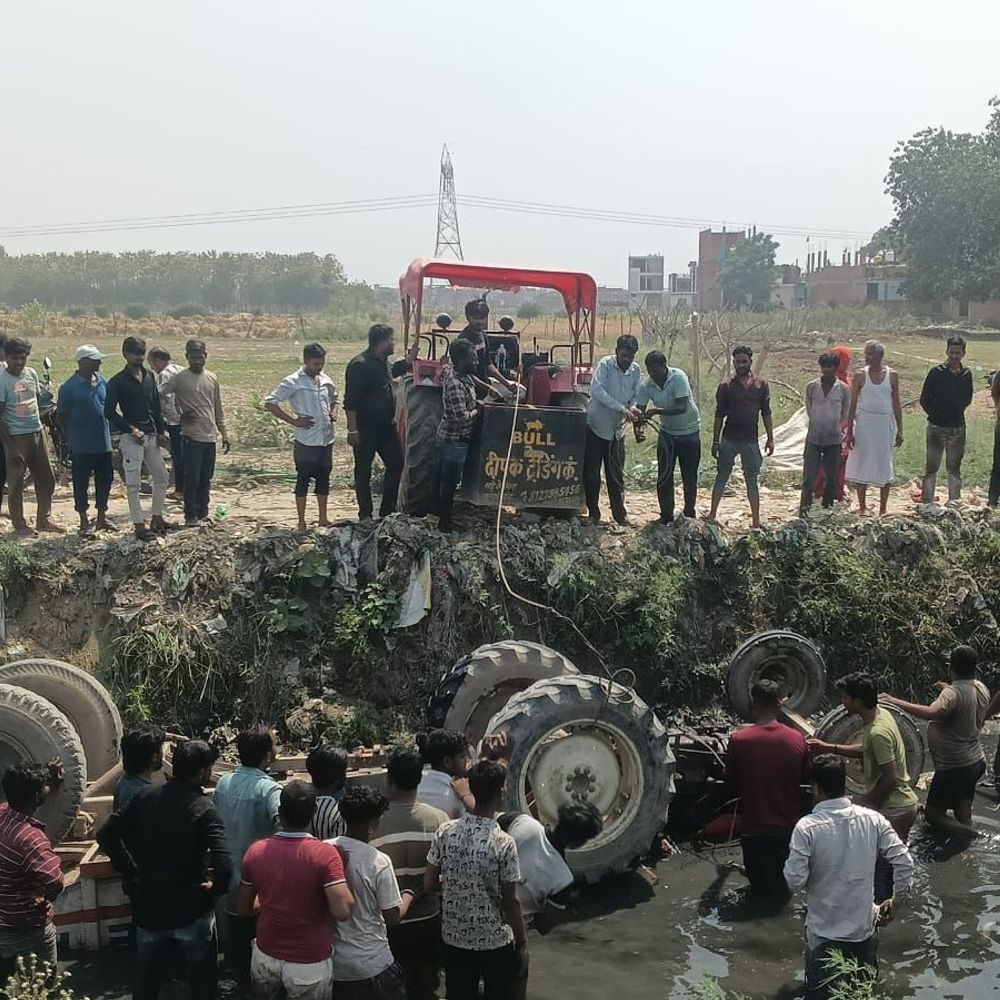 कानपुर में नहर में पलटा ट्रैक्टर, ड्राइवर की मौत:साथी युवक लापता, SDRF 5 किमी में सर्च कर रही; सामने से वाहन बचाने में हुआ हादसा
