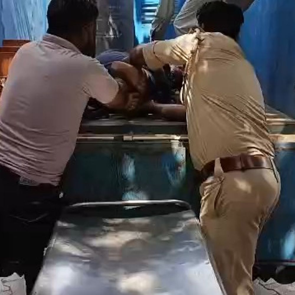 दिल्ली-आगरा हाईवे पर ट्रक ने बाइक को टक्कर मारी:मथुरा में दंपति गंभीर घायल, अस्पताल में भर्ती