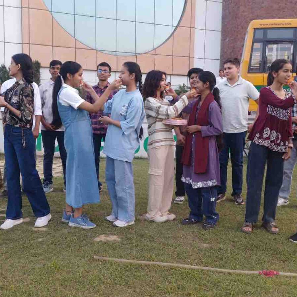 सीबीएसई का हाईस्कूल रिजल्ट घोषित, 97.65% बच्चे पास:बुलंदशहर में छात्राएं, छात्रों से आगे निकलीं, 98 प्रतिशत लड़कियां सफल