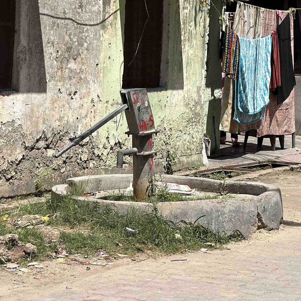 
                 रामपुर की दो कॉलोनियों में बिना क्लोरीन का पानी:ज्यादातर सरकारी नल खराब, गंदे पानी की सप्लाई का आरोप, लोग परेशान 
            