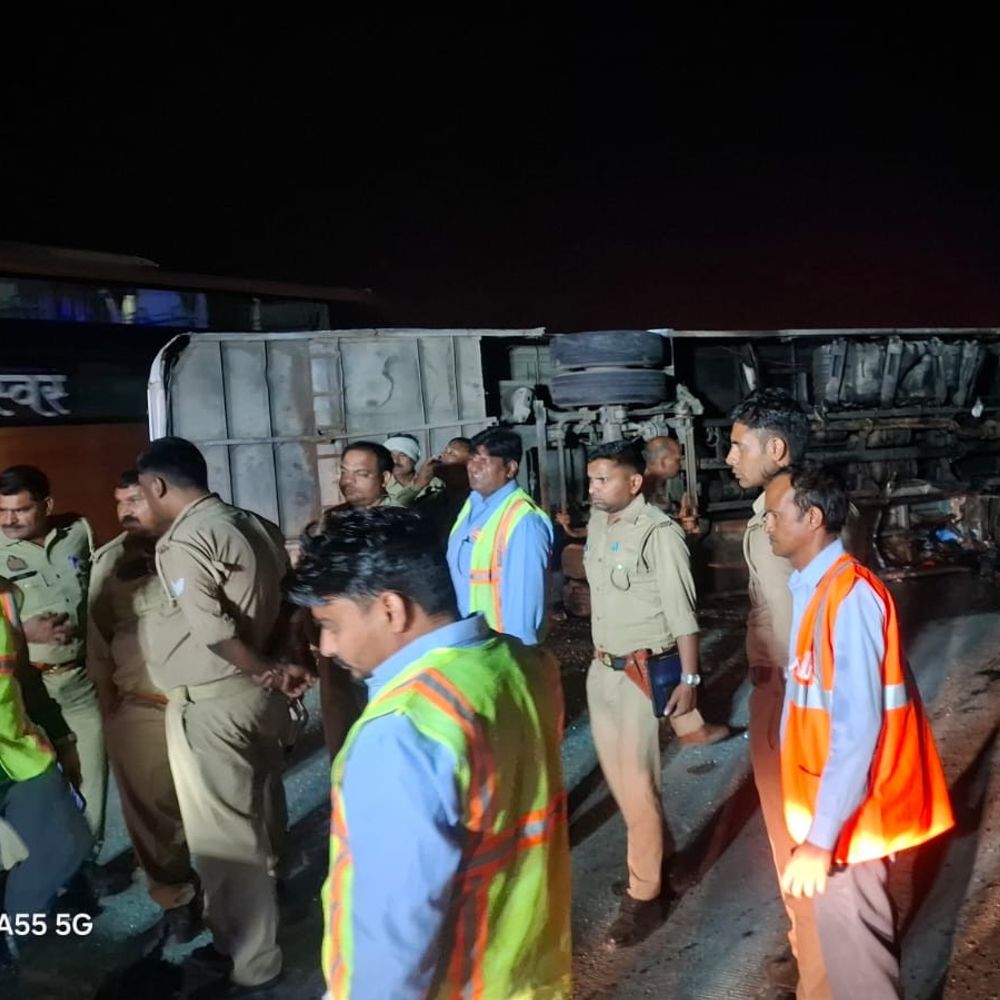 मथुरा में यमुना एक्सप्रेसवे पर बस पलटी:टायर फटने से हुआ हादसा, चार लोग घायल