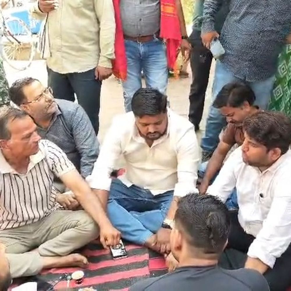 
                 मथुरा में स्मार्ट मीटर, बढ़े बिलों पर जनता का प्रदर्शन:राया बिजलीघर पर हंगामा, मुख्यमंत्री को सौंपा ज्ञापन 
            