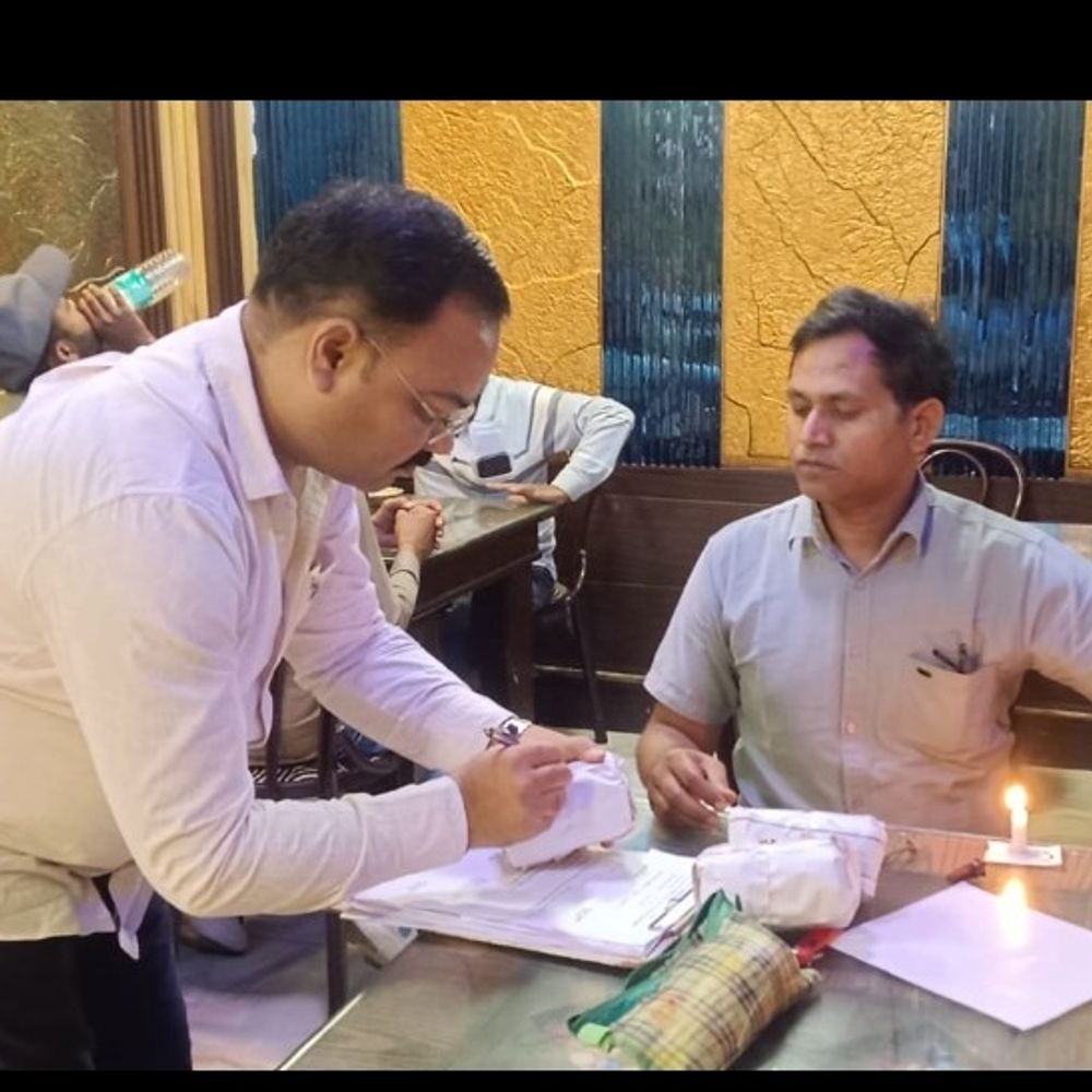 हाथरस में खाद्य सुरक्षा विभाग की छापेमारी:दुकानों से खाद्य पदार्थों के नमूने लिए, जांच के लिए लैब भेजा