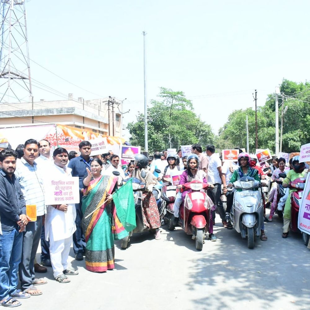 
                 हरदोई में नारी शक्ति वंदन अधिनियम के समर्थन में रैली:भाजपा ने निकाली स्कूटी रैली, महिलाओं ने जताया पीएम मोदी का आभार 
            