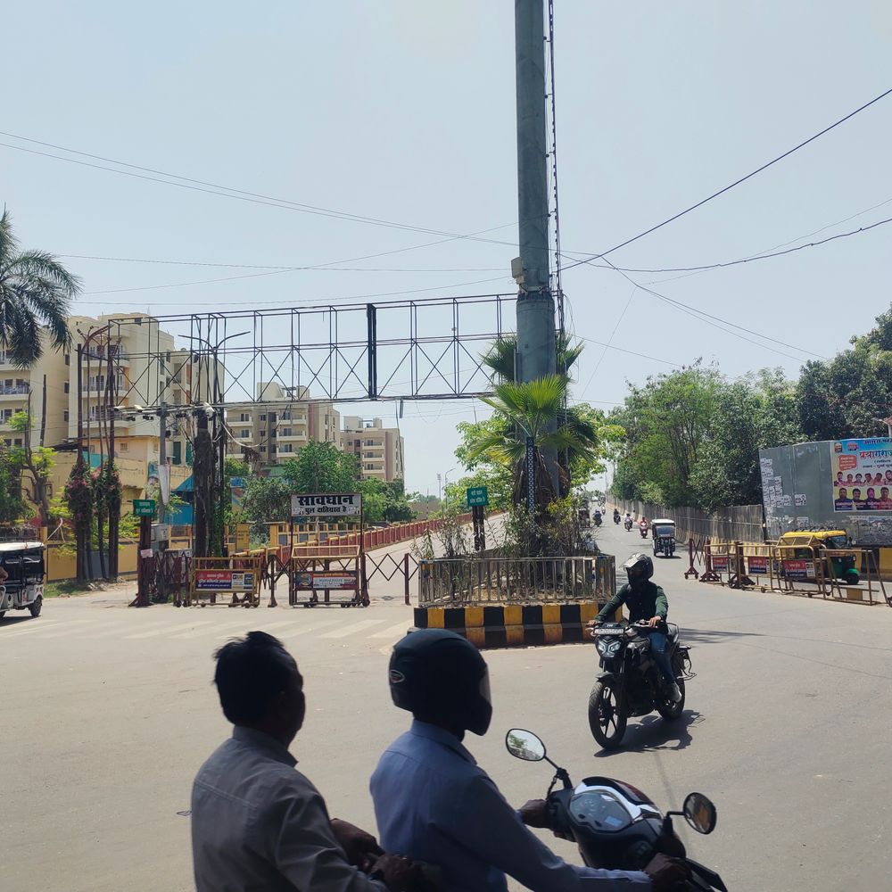 प्रयागराज पानी टंकी पुल जर्जर, यातायात बंद:रेलवे ट्रैक पर सावधानी से होगी तोड़फोड़, पुनर्निर्माण के लिए दो साल तक यातायात प्रभावित