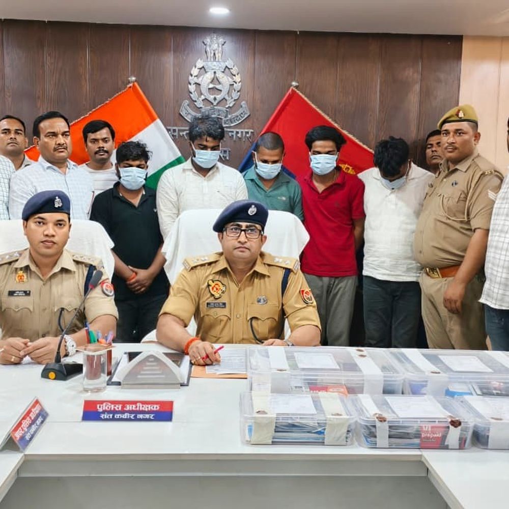 संतकबीरनगर में साइबर गैंग के 5 आरोपी गिरफ्तार:37 खातों से 5 करोड़ का लेन-देन, एटीएम और चेकबुक बरामद