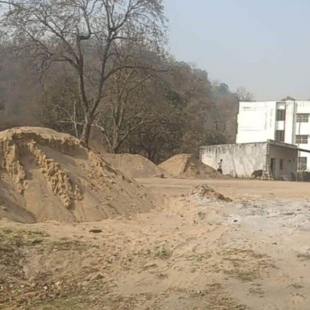 सोनभद्र में स्कूल की जमीन पर कब्जा:निर्माण सामग्री रखकर परिसर को अवैध रूप से घेरा